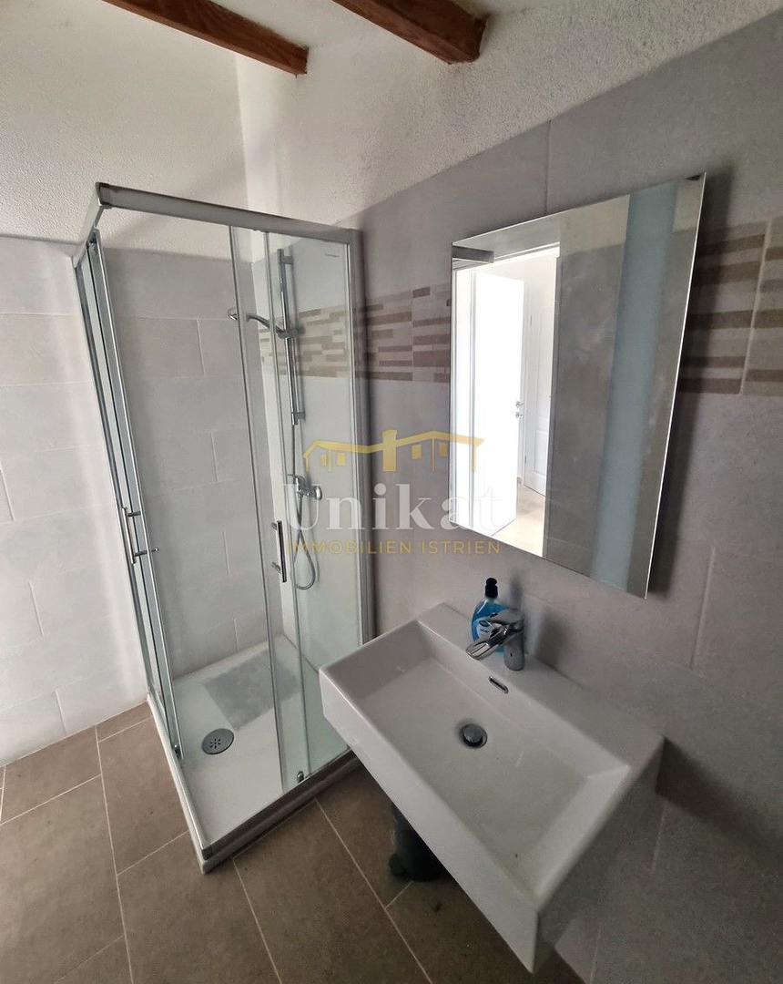 Renovirana kamnita hiša s bazenom 3 km od morja